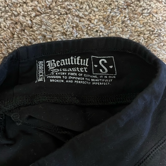 Beautiful Disaster capri leggings - Picture 4 of 4